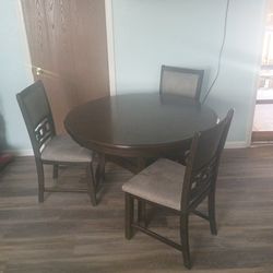 Table an 4 chairs