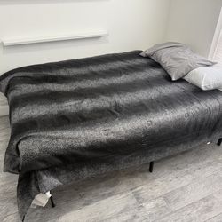 Queen mattress with metal bed frame