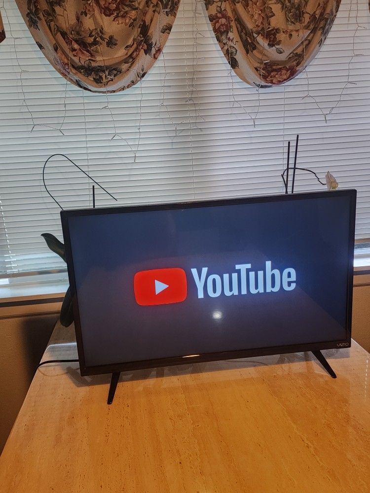 VIZIO 32" Class Smart LED-LCD TV (E32h-C1)