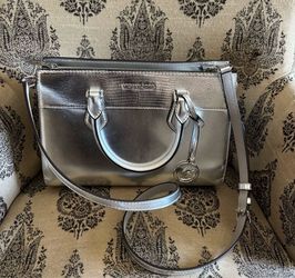 Brand New metallic silver purse 👜