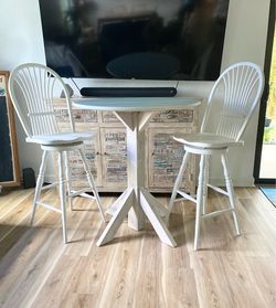 Hightop table and chairs