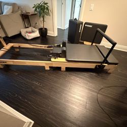 Pilates Reformer – Solid Wood – Jump Board + Box Included