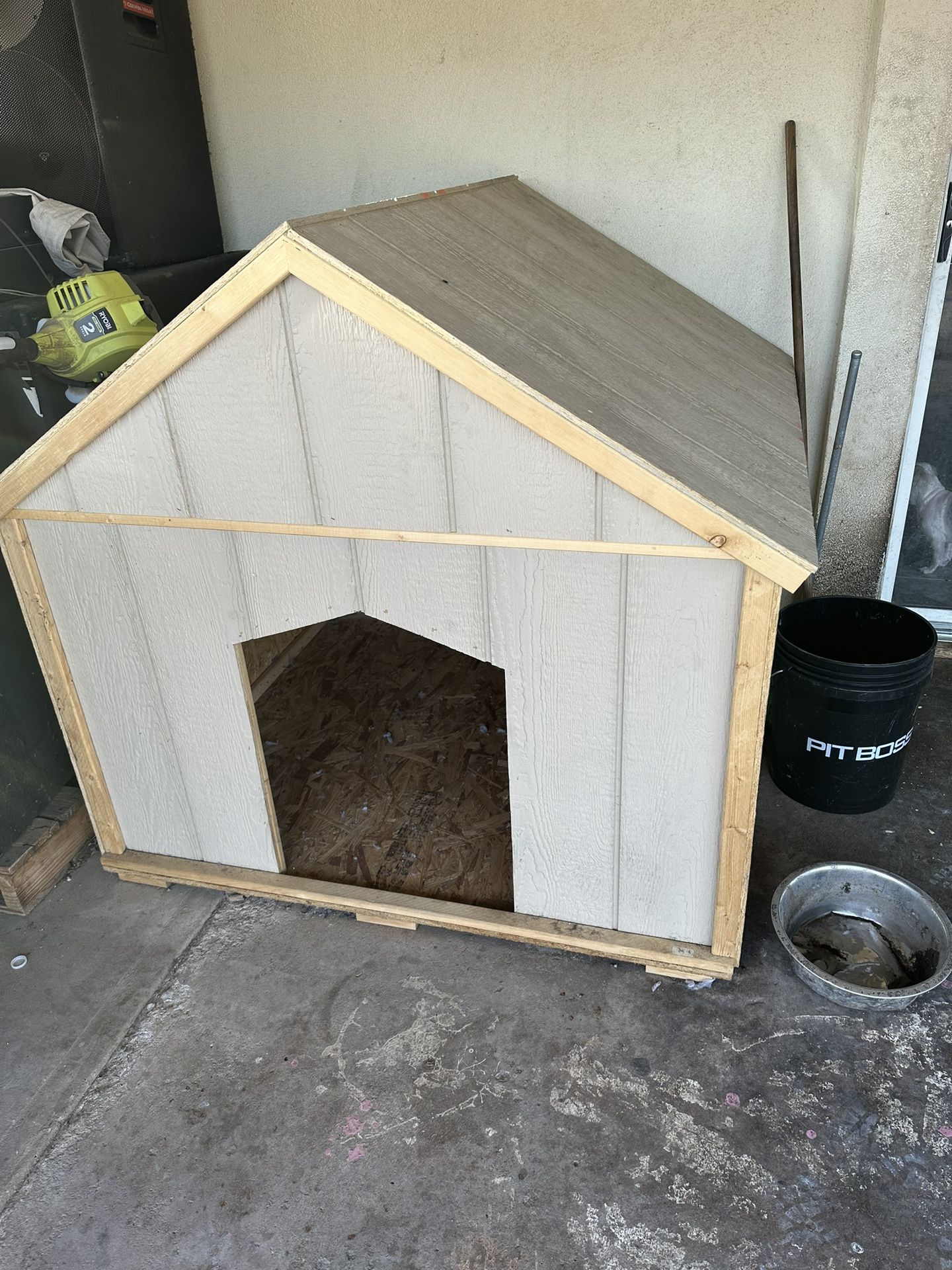XL Dog House