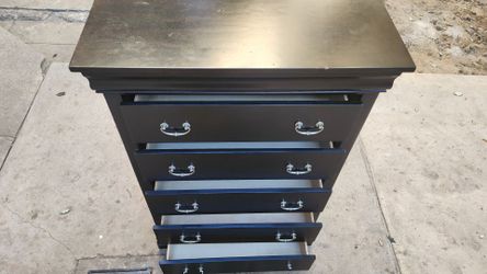 Wooden dresser 5 drawer