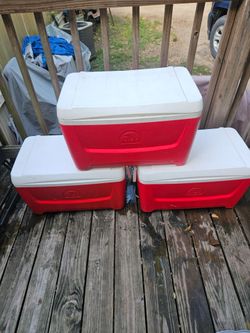 IGLOO COOLERS . Las tres Por $35