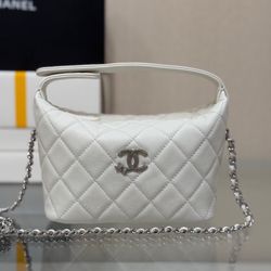 Young and fashionable shoulder bag