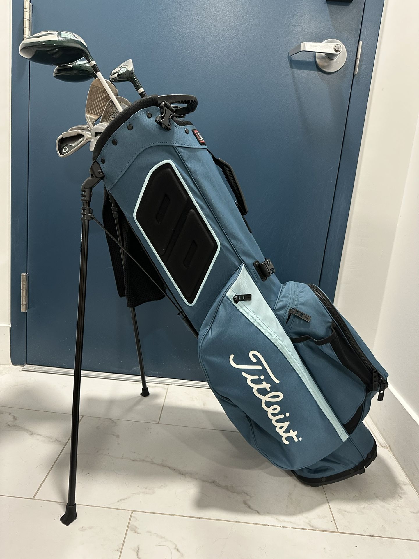 Titleist Golfing Bag With Clubs.