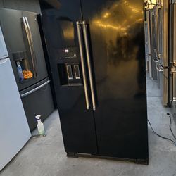 Kitchen Aid beautiful white refrigerator looks like new  everything works perfectly first come first served 
