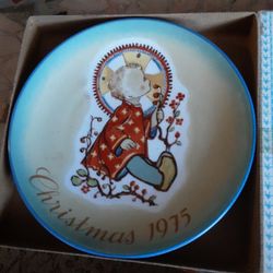 Sister Berta Hummel Christmas 1975 Plate