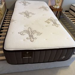 2 Twins XL Mattress 