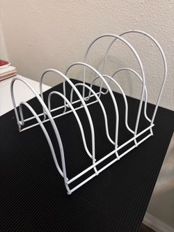 White wire storing kitchen organizer