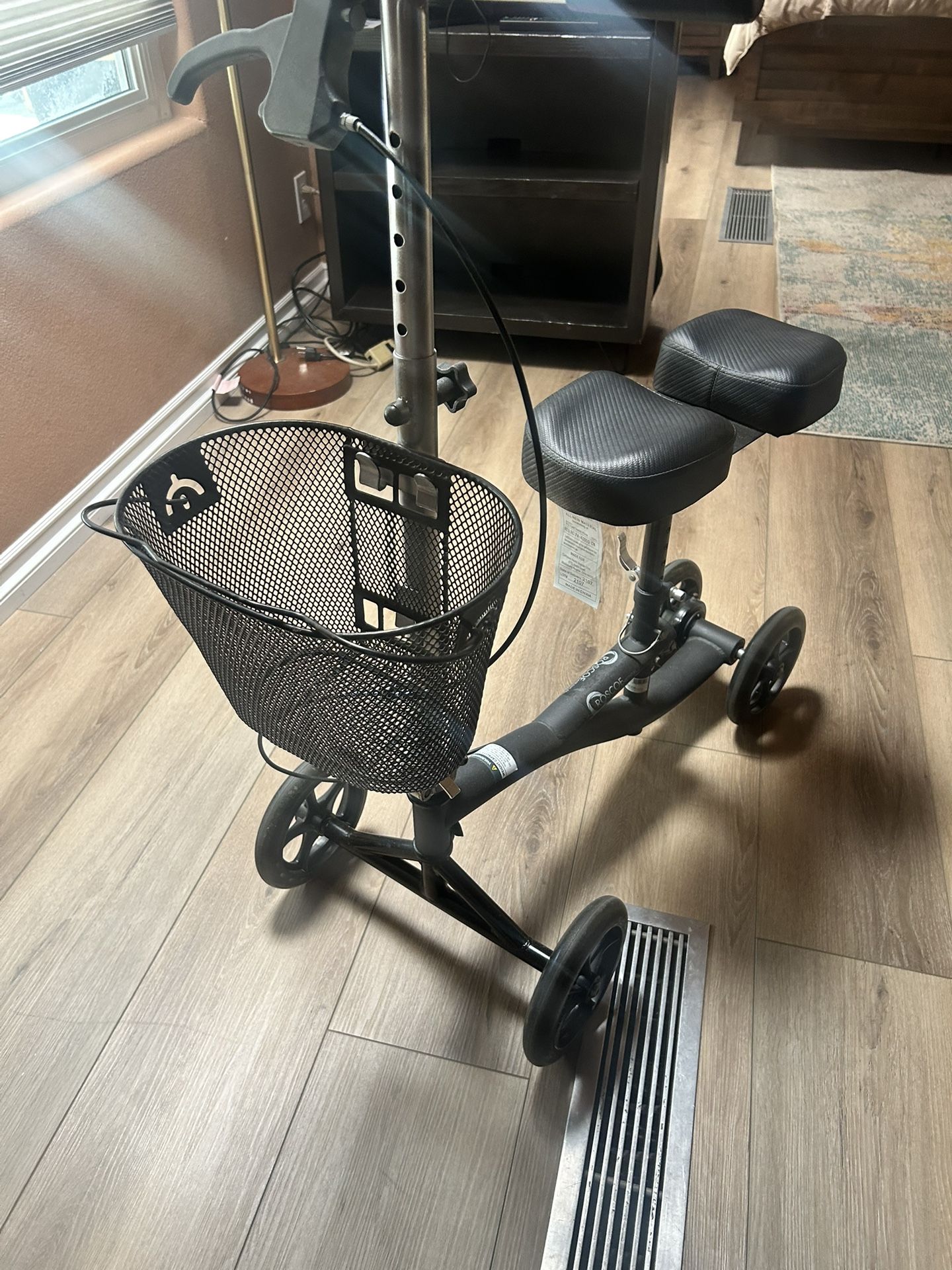 Knee Scooter With Removable Basket