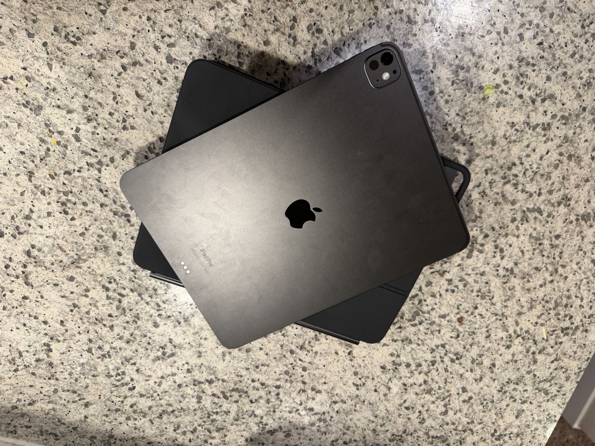 iPad Pro M4 13 Inch + Magic Keyboard