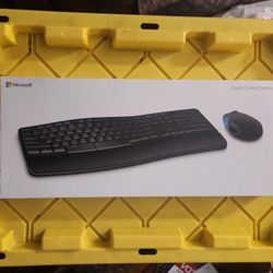 Microsoft Sculpt Comfort Desktop New In box!