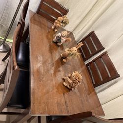 Living Room Table With Six Chairs The Cushion Is Leather