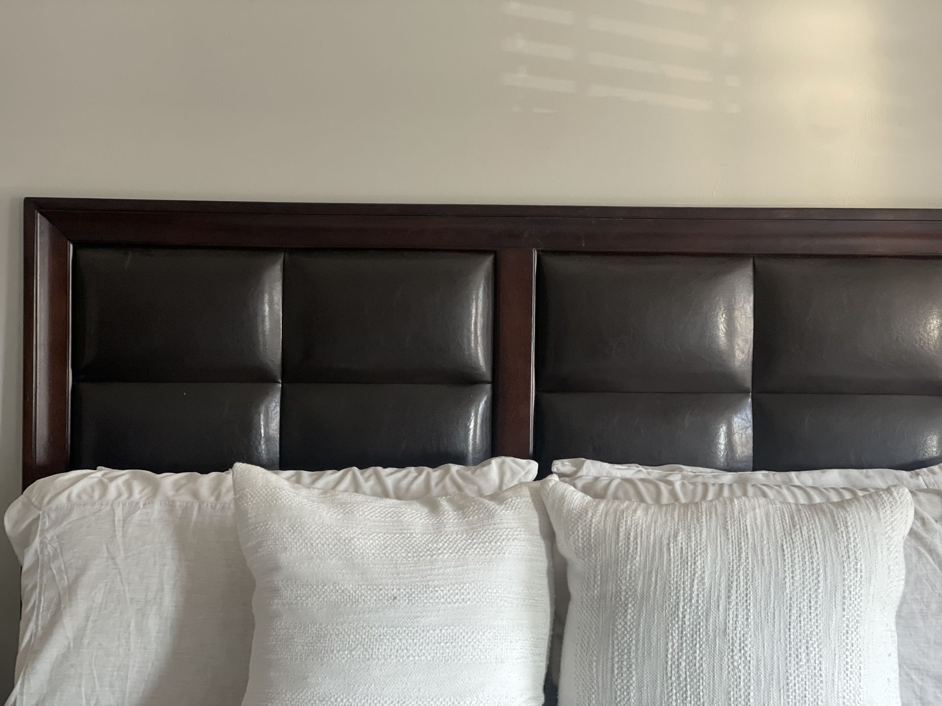 ✨ Elegant 3-Piece Bedroom Set – Real Wood & Leather Look – Great Condition! ✨
