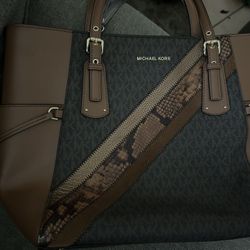 Michael Kors Purse ( Excellent condition)