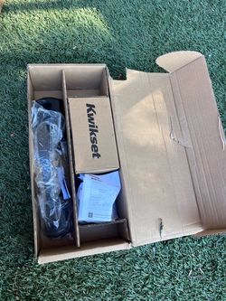 Set of handle and bolt for exterior door from the Kwikset brand (which seems to be a set of handles like the Amador model or similar