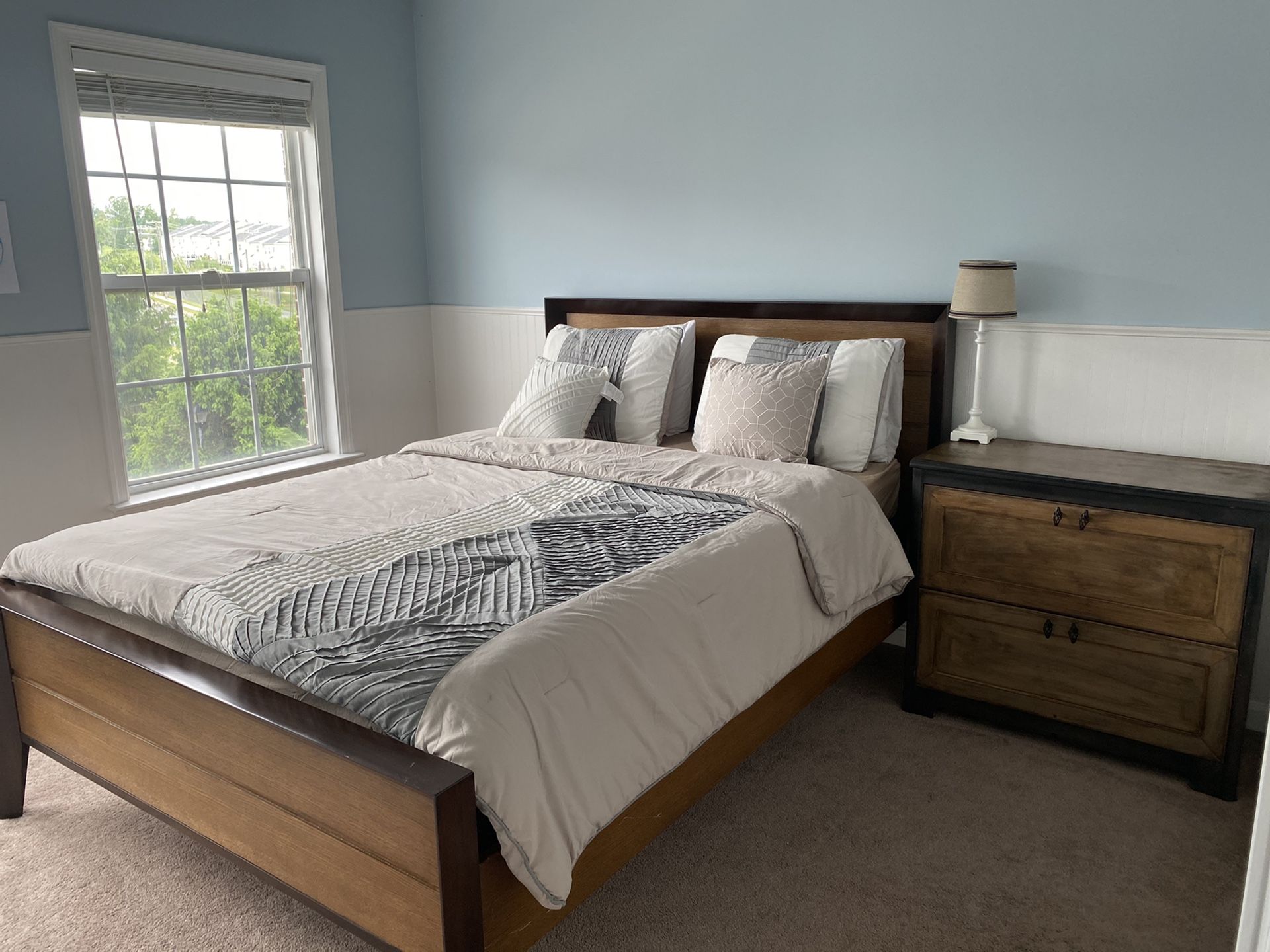 Queen bed and side chest of drawer