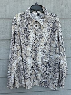 Shein Curve White/Black Snake graphic Button down blouse size 5X.