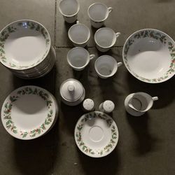 China PEARL Fine China Christmas Noel Holly & Berries  39 pcs read