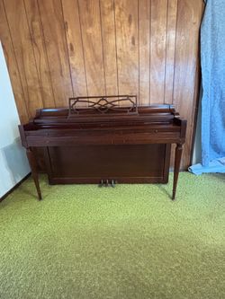 Everett, upright piano
