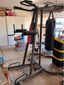 Heavy bag workout station