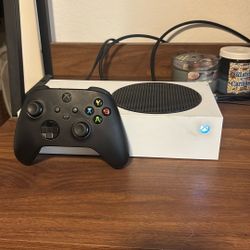 Xbox Series S + 1TB Hard Drive + Controller