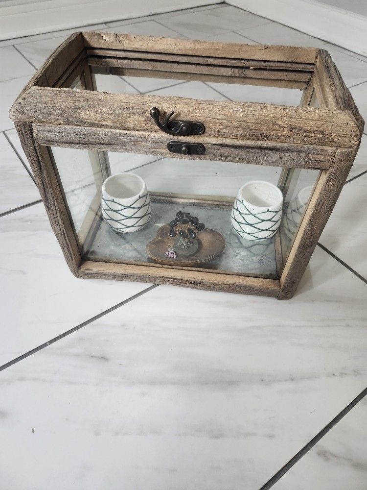 Glass Box Small Has No Top Glass