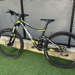 Giant Stance 27.5” Mountain Bike Full Suspension