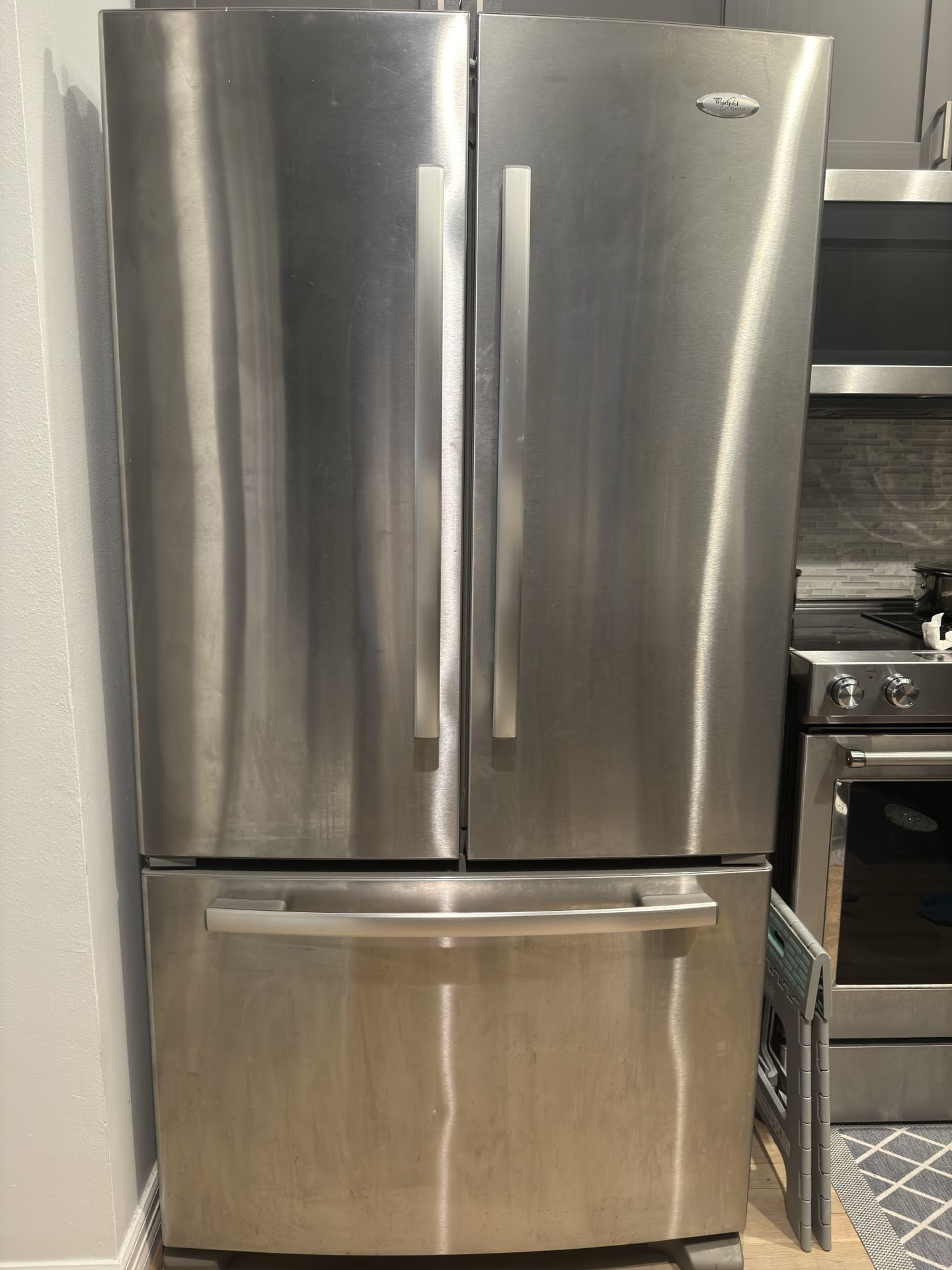 Whirlpool Gold 25 Cu Ft French Door Refrigerator With Ice Maker And Filtered Water Dispenser