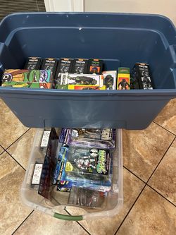 Huge lot Action figures NECA & TODD MCFARLANE 33 total