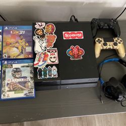 Ps4 W/ Controller And Games 