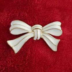 Vintage 70s Crown Trifari Ivory Enamel & Gold Tone Bow Brooch Pin. Signed 
