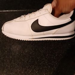 Nike Cortez women 8.5 Great Condition 