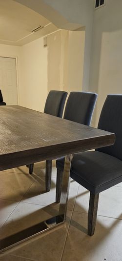 Set TABLE + CHAIRS . Good Condition.