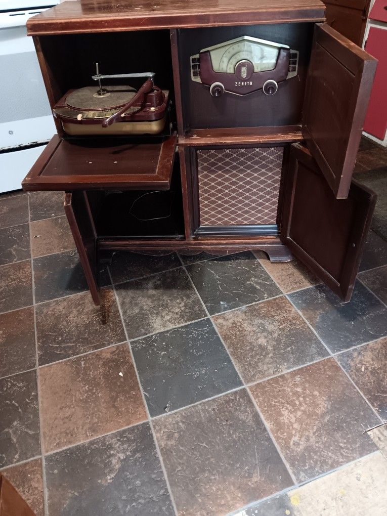 1950s Zenith Long Adistance Radio Including Record Changer