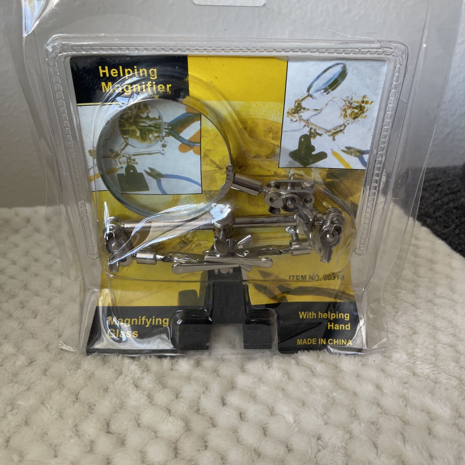 HELPING HANDS Magnifier MAGNIFYING GLASS in Package HARBOR FREIGHT#27