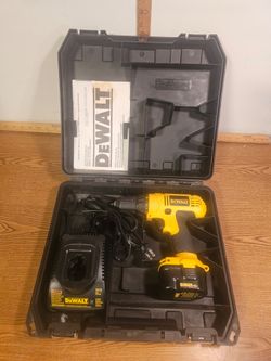 Dewalt DC727 3/8 inch Cordless Drill with Case Charger & Battery - WORKS