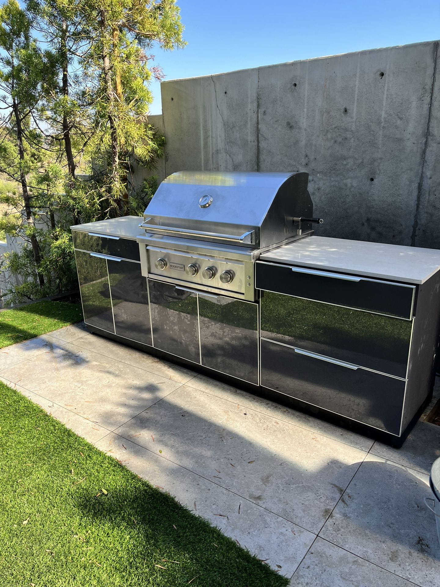 Built-in BBQ grill w/ New Age Cabinets, Manuals & Cover