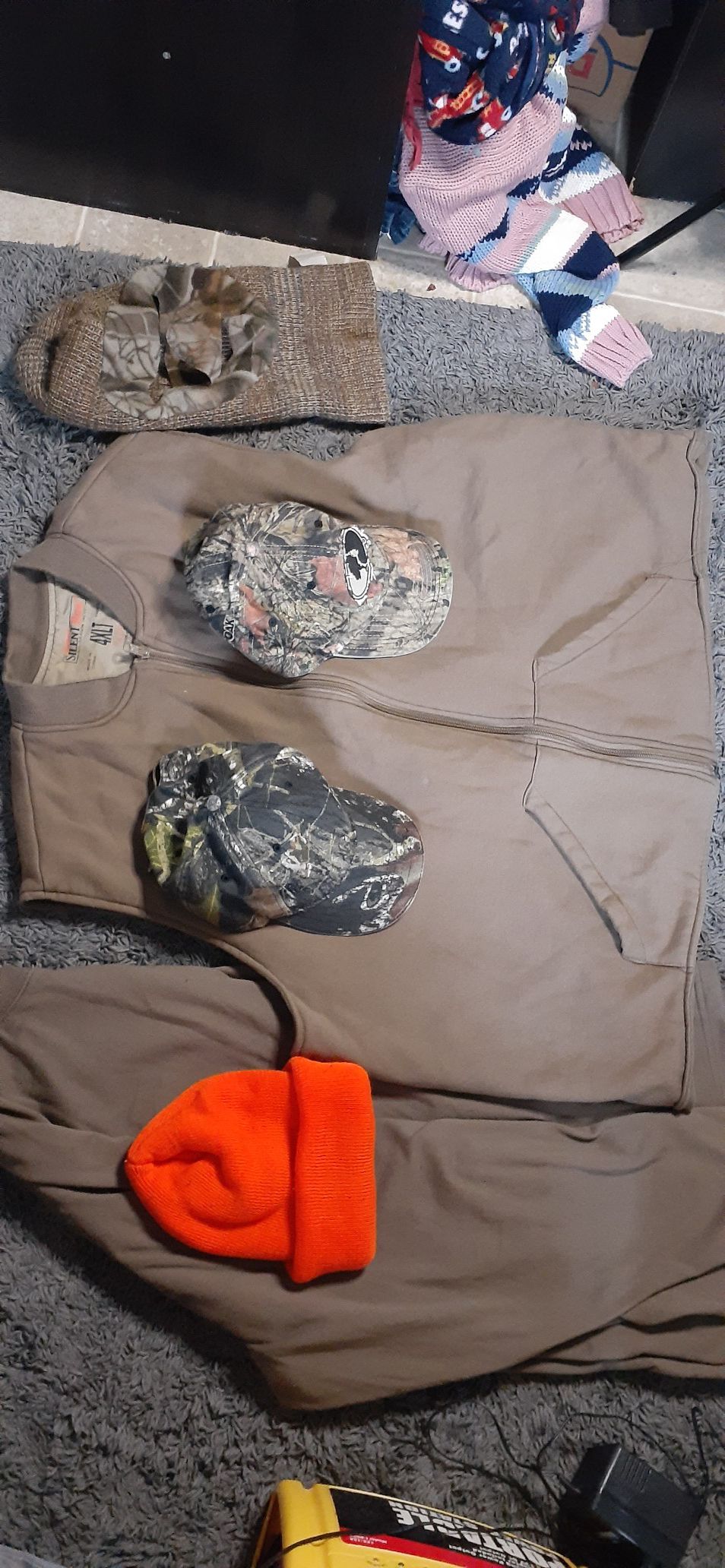 Mens hunting clothes and hats size 4xl shipping available with offerup