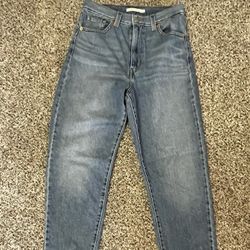 Levi High Wasted Mom jeans 