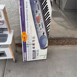 Yamaha PSR-275 electronic keyboard