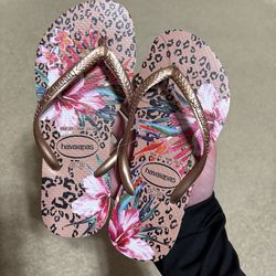 Size 2Y - Havaianas Pink Floral Leopard Crocus Rose Flip Flops with Gold Straps