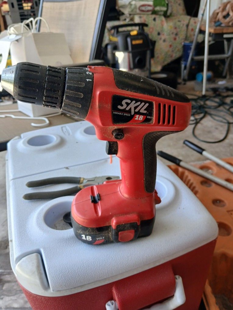 SKIL 18V AND 12V VARIABLE SPEED Cordless Drill W/batteries