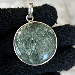Sterling silver round green stone pendant