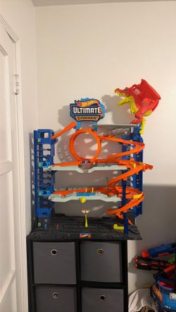 Hot Wheels Ultimate Garage - Like New
