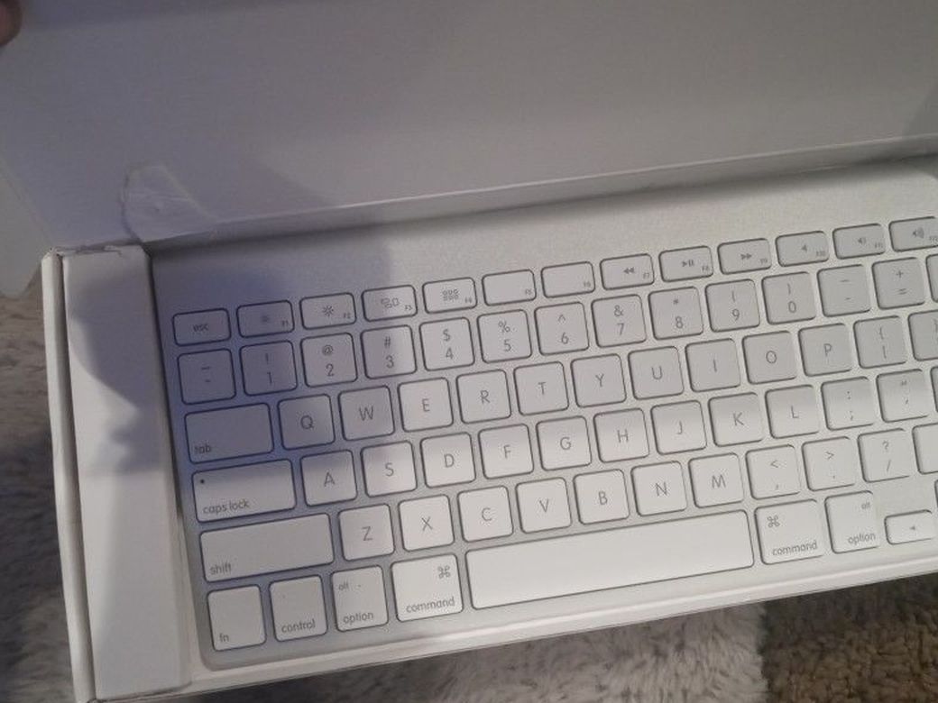 Wireless Apple Keyboard (MC184LL/B)