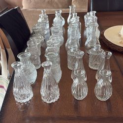 32 clear glass bud vases