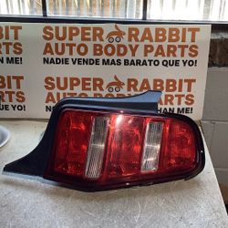 2010 Mustang Gt Passenger Tail Light Original Complete 2012